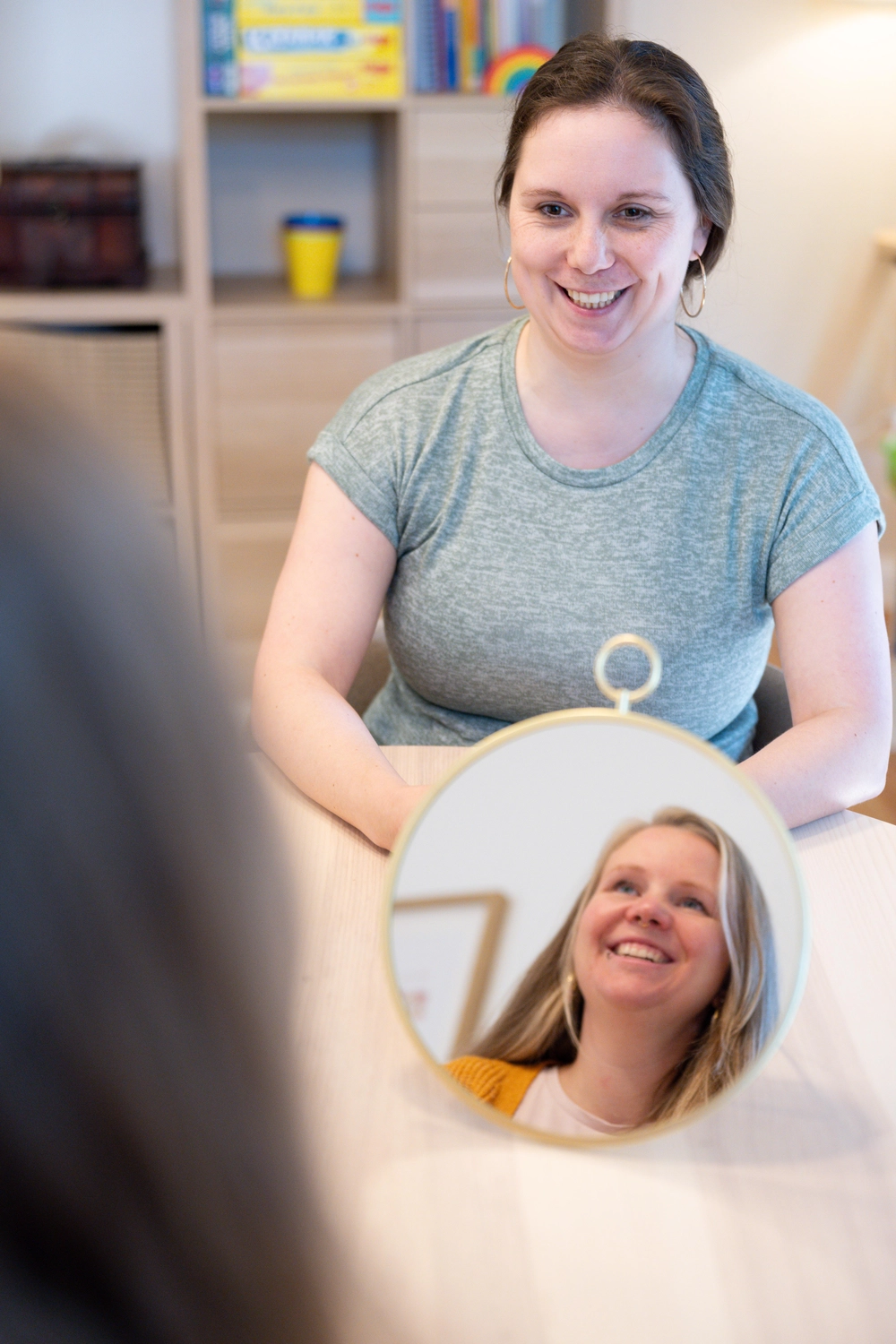 Logopädie Zeuthen - blonde Frau übt in der Sprachtherapie-Sitzung