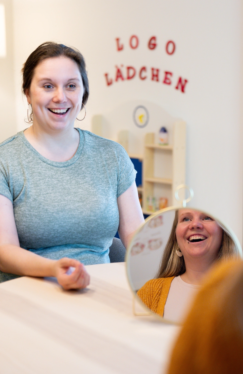 Logopädie Zeuthen - Blonde Frau in der Praxis der Logopädie-Sitzung